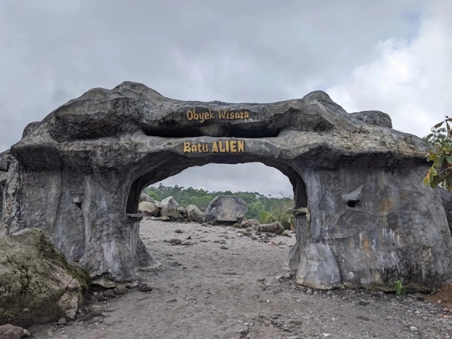 Batu Alien 1