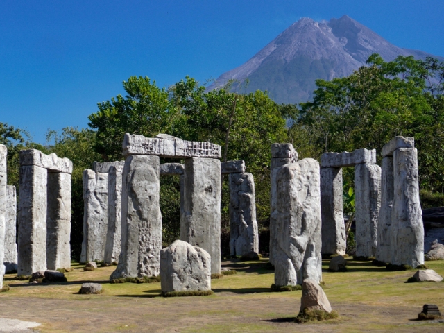 Stonehenge Merapi 1