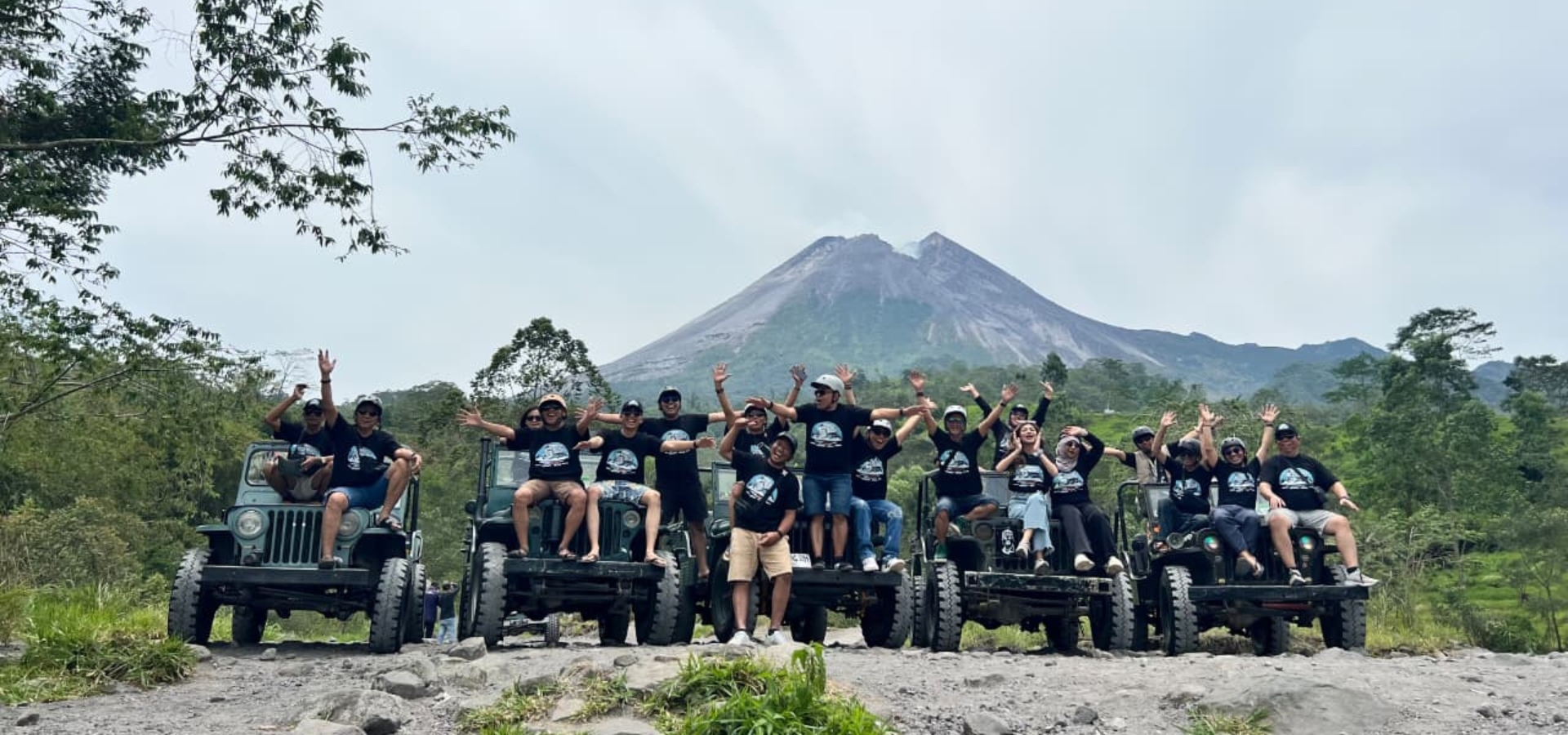 Jeep melintasi lereng Gunung Merapi saat golden hour