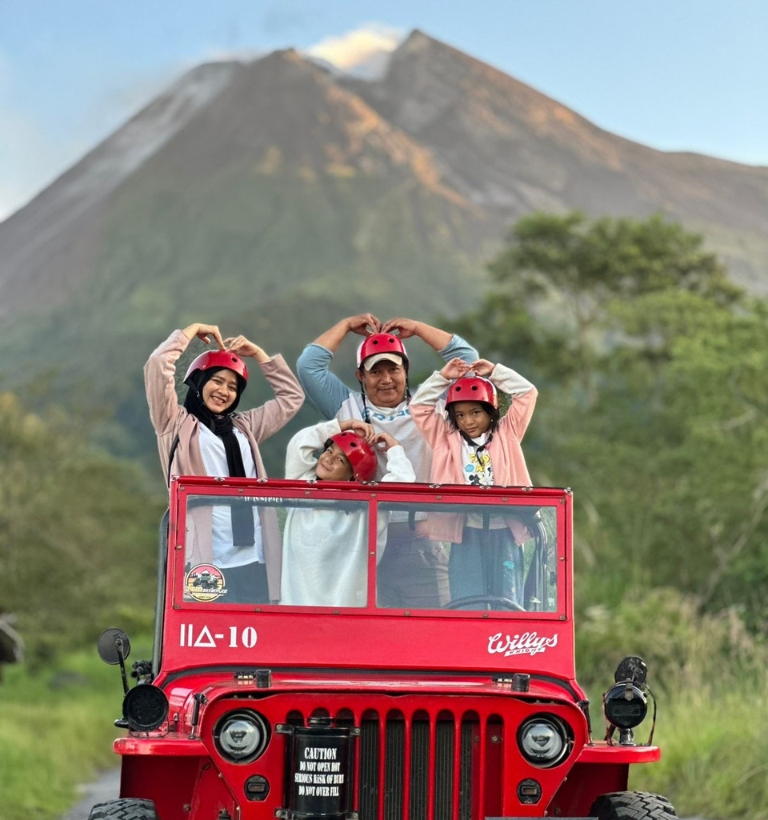 Jeep melintasi lereng Gunung Merapi saat golden hour